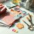 Decoupage na szkle krok po kroku: jak przygotować i ozdobić szkło bez zbędnych kosztów i błędów